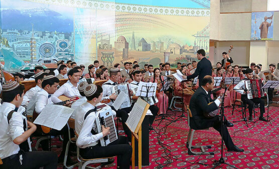 Педагог музыкальной школы в Туркменистане разработал методическое пособие для аккордеонистов