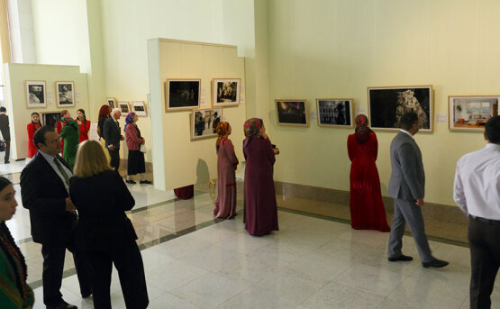 В Ашхабаде открылась фотовыставка итальянских мастеров стоп-кадра