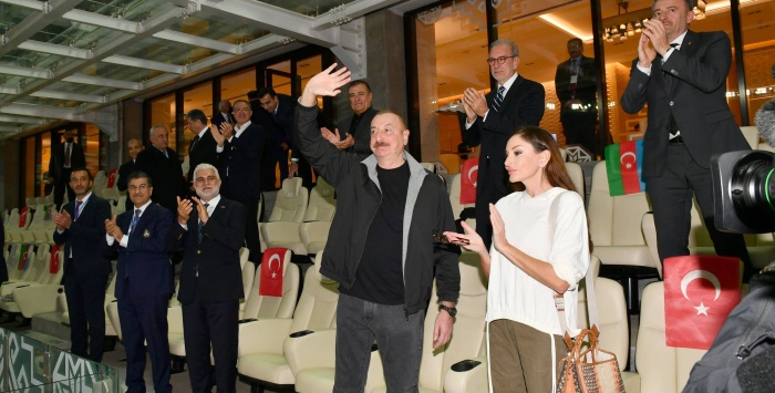 Президент и первая леди Азербайджана наблюдали за благотворительным матчем на стадионе в Баку