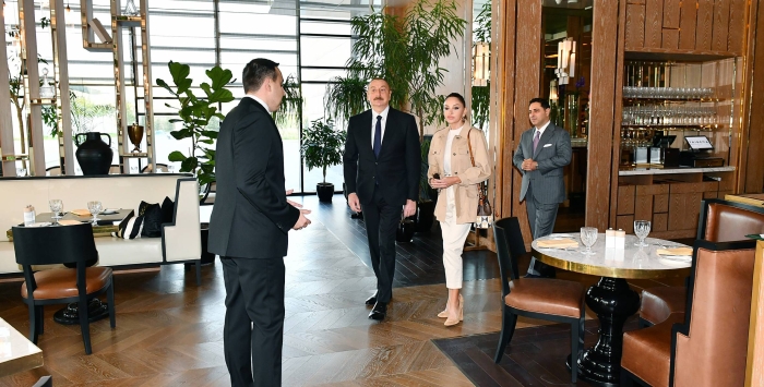 Президент и первая леди Азербайджана ознакомились с условиями нового 33-этажного отеля в Баку