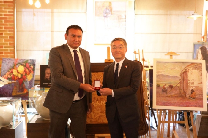 Памятные медали вручили в Киргизии иностранным дипломатам 