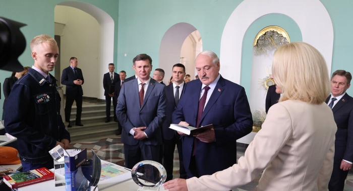 В БГУ Лукашенко показали комплекс космического зондирования и ветпрепараты