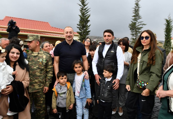 Президент и первая леди Азербайджана побеседовали с жителями села Талыш Тертерского района