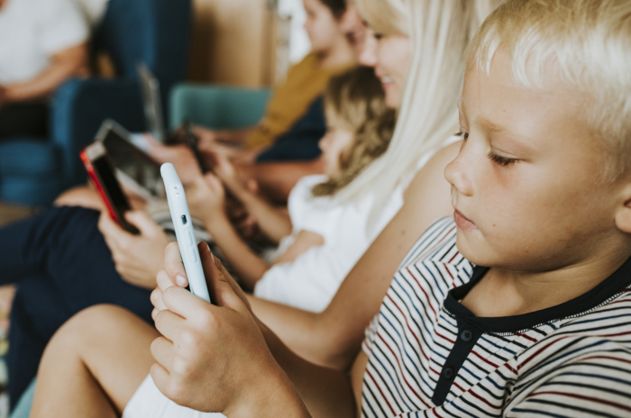 Школьникам могут разрешить пользоваться смартфонами на уроках в Белоруссии