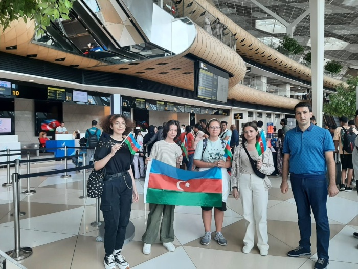 Азербайджанские школьники отправились в Санкт-Петербург