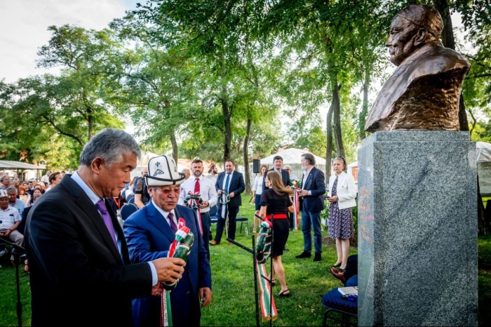В Венгрии открыли памятник манасчи Саякбаю Каралаеву 