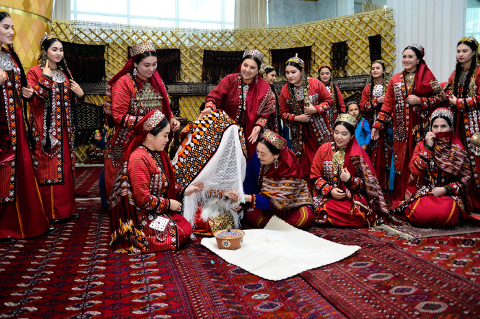 В «Авазе» состоялась выставка туркменских ковров, украшений и костюмов
