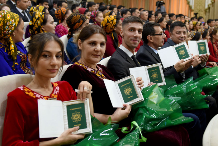В Туркменистане прошла торжественная церемония вручения паспортов новым гражданам