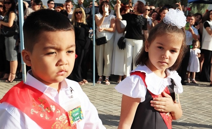 В Ашхабаде в туркмено-российской школе торжественно отметили День знаний и студенческой молодёжи