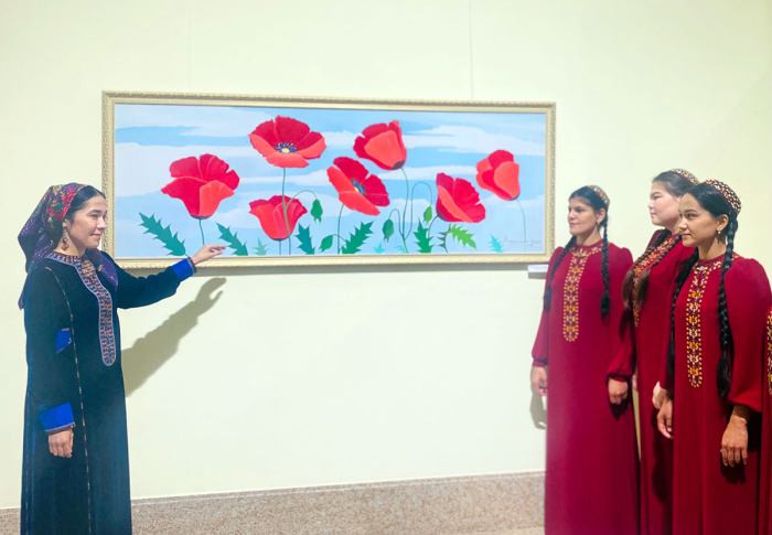 В Туркменистане открылась персональная экспозиция художницы Гульшат Аннамурадовой