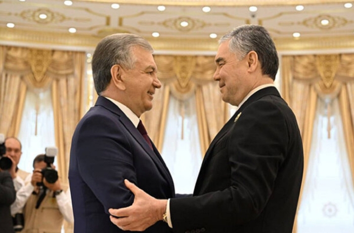 Мирзиёев поблагодарил главу Халк Маслахаты за инициативу провести саммит в Туркменистане