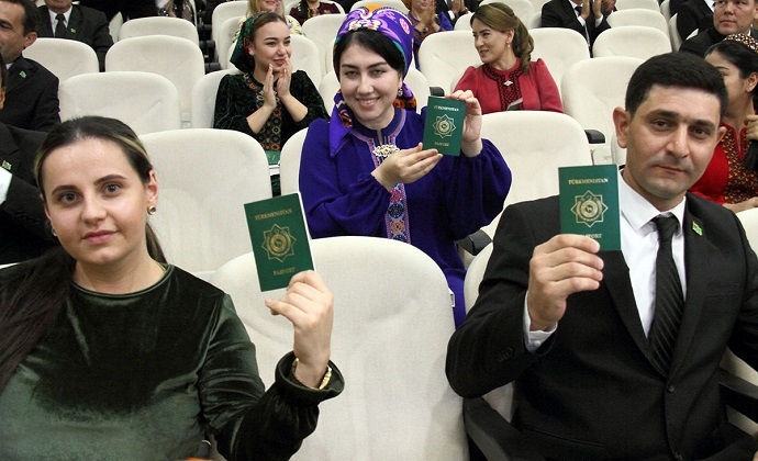 Президент Туркменистана подписал указ о принятии в гражданство страны более 1300 человек