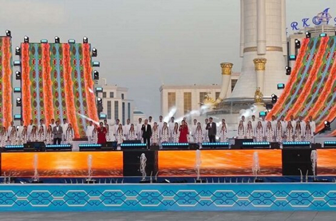 В Туркменистане праздник открытия города Аркадаг завершился большим концертом и фейерверком