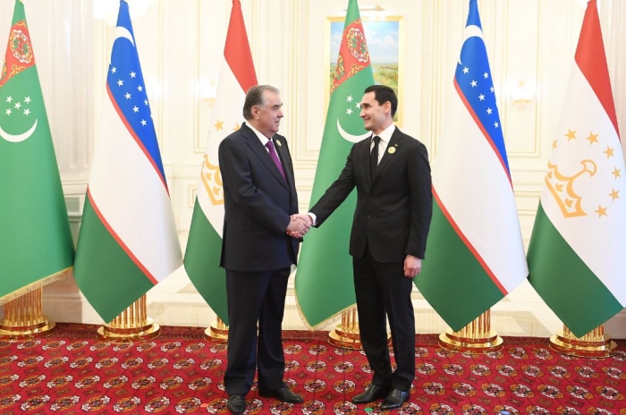 Президент Туркменистана перед трёхсторонним саммитом провёл переговоры с лидером Таджикистана