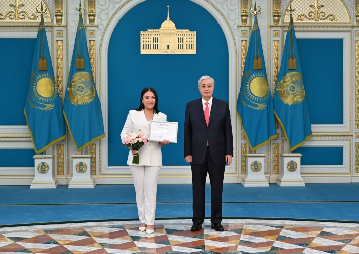 Глава Казахстана Токаев торжественно вручил премии и гранты работникам средств массовой информации