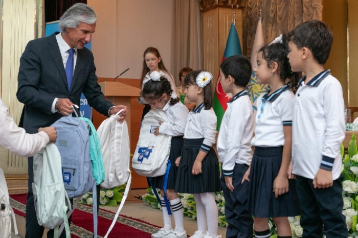 350 первоклассников Азербайджана получили школьные подарки от Русского дома