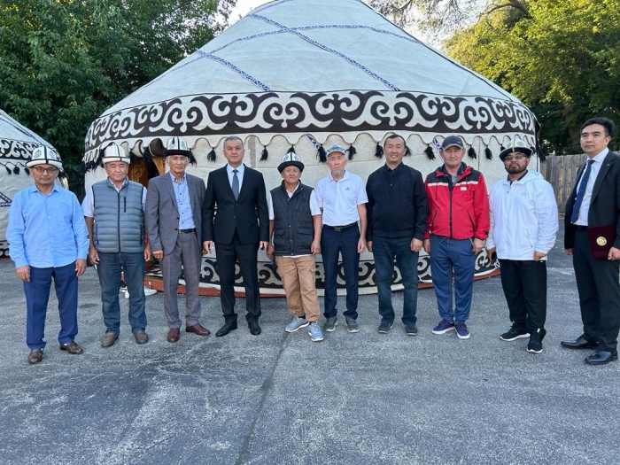 Киргизская организация в Чикаго получила две традиционные юрты