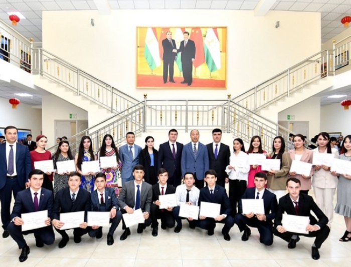 Таджикским студентам вручили стипендии Посла Китая