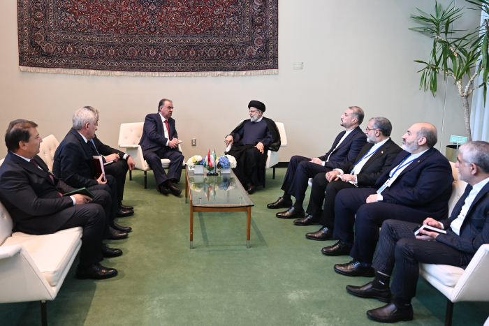 Эмомали Рахмон обсудил с Иброхимом Раиси укрепление таджикско-иранских отношений