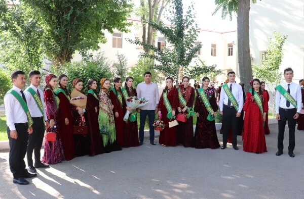 В Туркменистане 118 выпускников института мировых языков стали учителями русского языка
