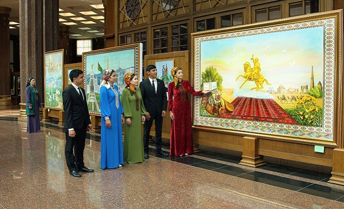 В Госмузее Туркменистана открылась выставка по случаю 32-летия независимости страны