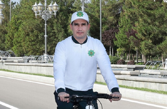 Президент Туркменистана совершил спортивную прогулку на велосипеде по побережью Каспия