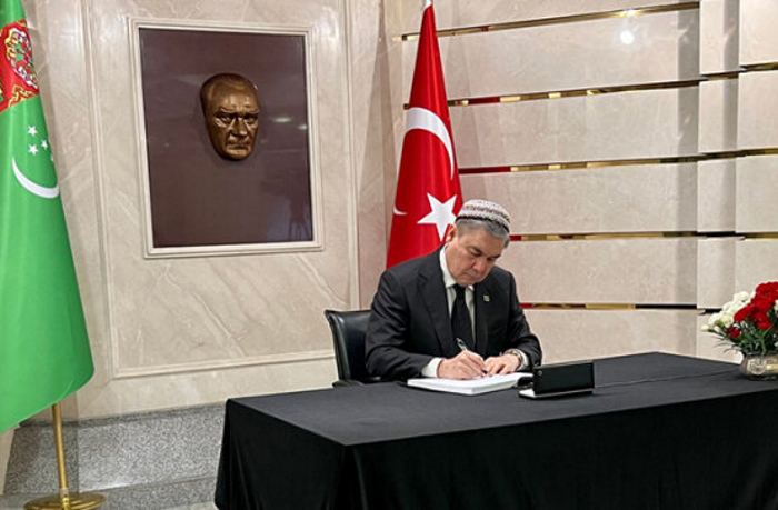 Глава Халк Маслахаты сделал запись в книге соболезнований в турецком посольстве
