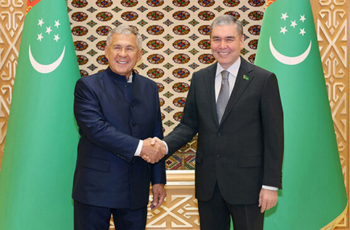 Бердымухамедов и Минниханов посетили выставку торгового комплекса Туркменистана