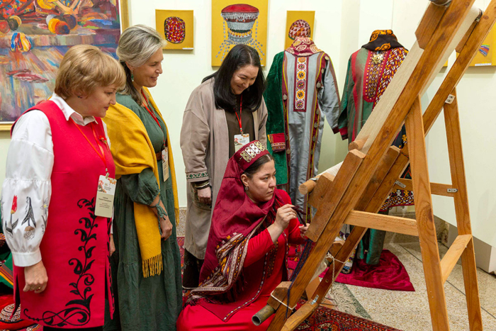 В Туркменистане состоялся круглый стол на тему сохранения народных ремёсел