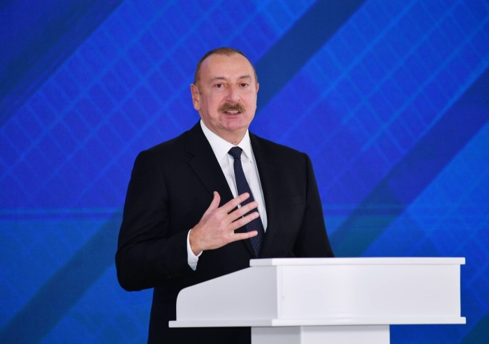 Алиев открыл крупнейшую в Азербайджане солнечную электростанцию