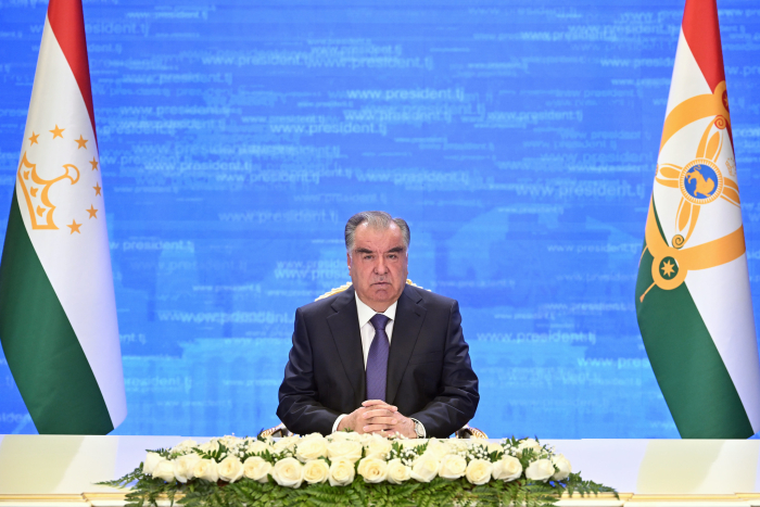Президент Таджикистана поздравил соотечественников с днем государственного языка