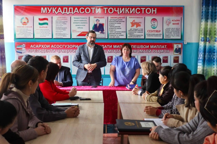 Русский дом в Душанбе передал новые учебники таджикистанской школе