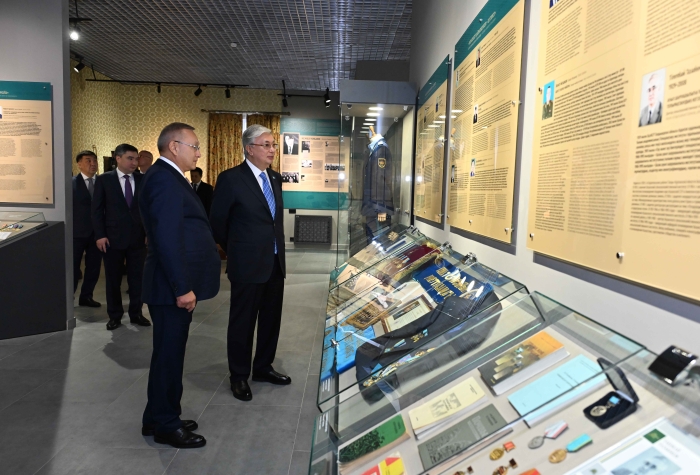 Токаев посетил историко-краеведческий музей в Уштобе