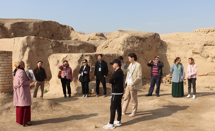 Участники международного кинофестиваля в Туркменистане посетили древнее городище Ниса