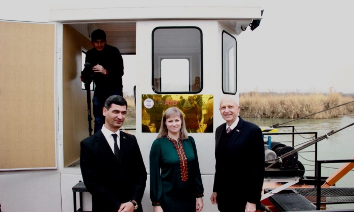 В Туркменистане запустили судно для очистки русла реки
