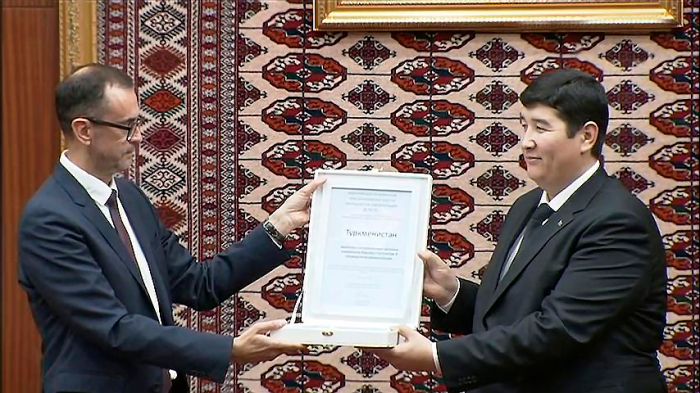 Туркменистану вручили сертификат ВОЗ за достижения в области иммунизации