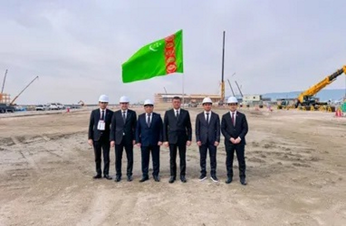 На месте будущего павильона Туркменистана на ЭКСПО-2025 установили флаг страны