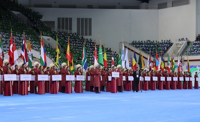 Государственные флаги 53 стран мира в рамках спортивного парада были представлены в Ашхабаде