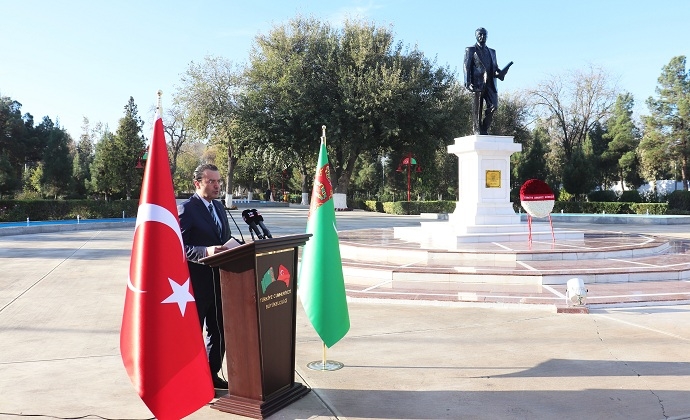 В Туркменистане почтили память основателя Турецкой Республики Мустафы Кемаля Ататюрка