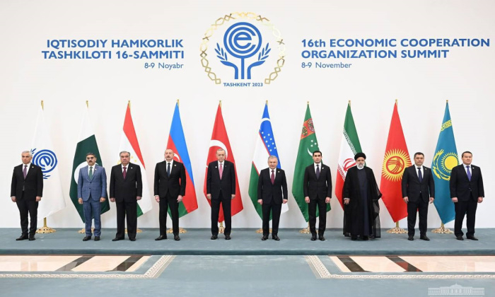 Президент Туркменистана выступил с рядом предложений на саммите ОЭС