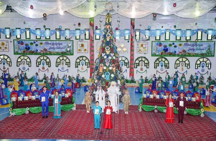 Воспитанники Дворца детей-сирот получили от Бердымухамедова подарки