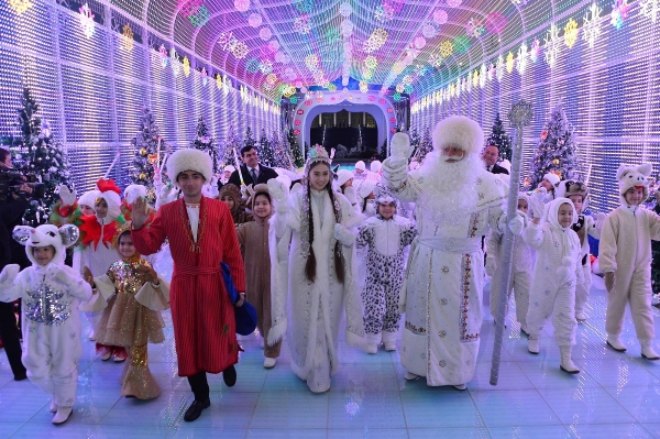 В Туркменистане засияли огни Главной новогодней ёлки