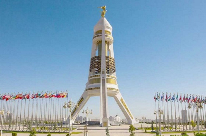 Президент Туркменистана принял участие в праздничной церемонии у Монумента нейтралитета