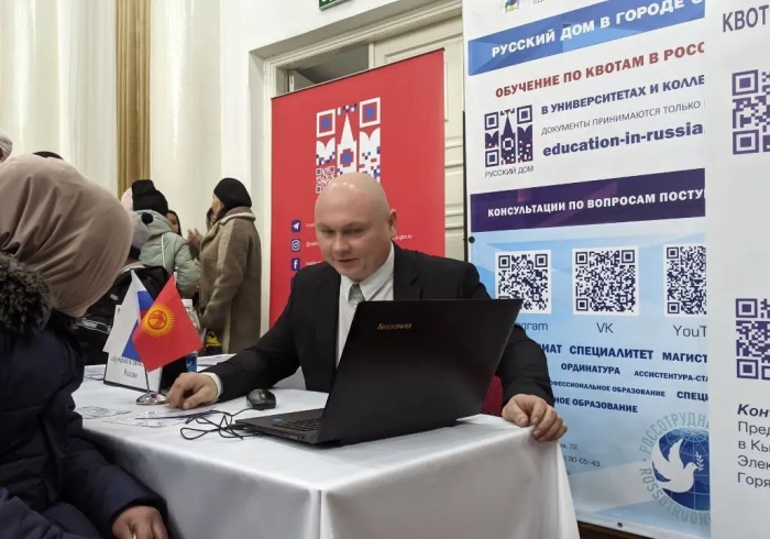 Более 200 книг передал Русский дом в Оше киргизской школе