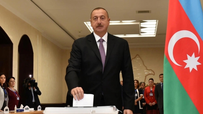 Подписи в поддержку Алиева на выборах президента Азербайджана передали в ЦИК