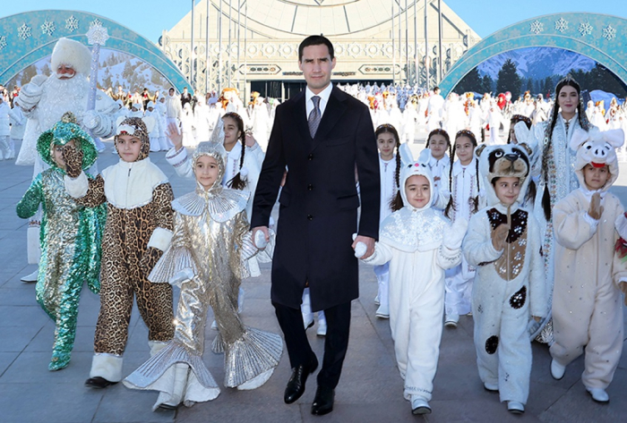 Глава Туркменистана посетил Главную ёлку страны