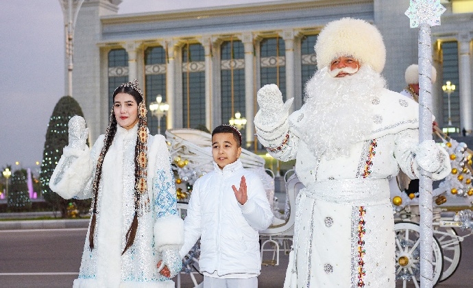 В Туркменистане новогодние елки стали любимым местом досуга детей и взрослых