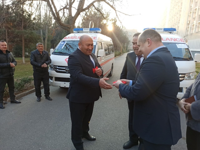 Российское консульство передало машины скорой помощи таджикской больнице
