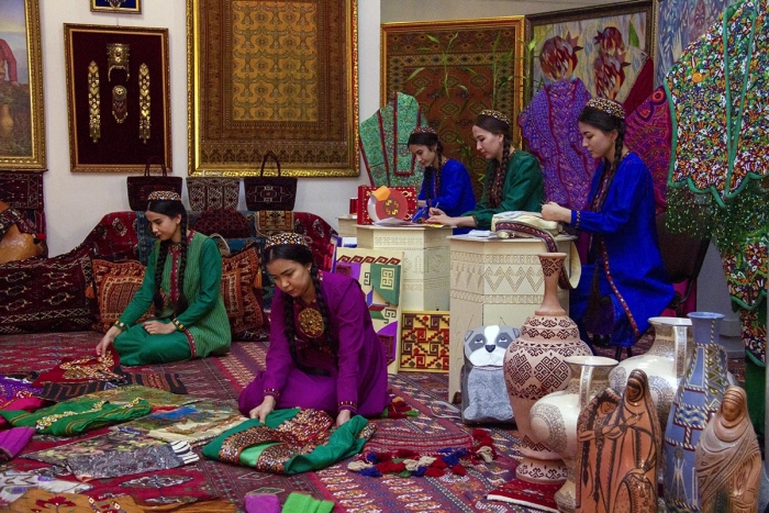 В Туркменистане развернулась совместная с Ираном выставка искусств