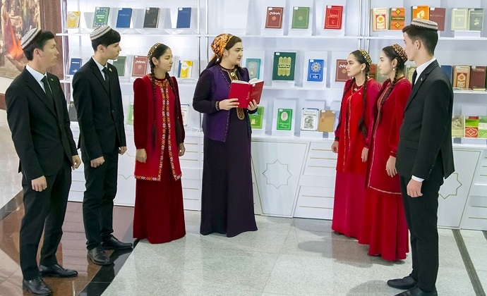 В Госакадемии художеств Туркменистана организовали выставку книг Махтумкули